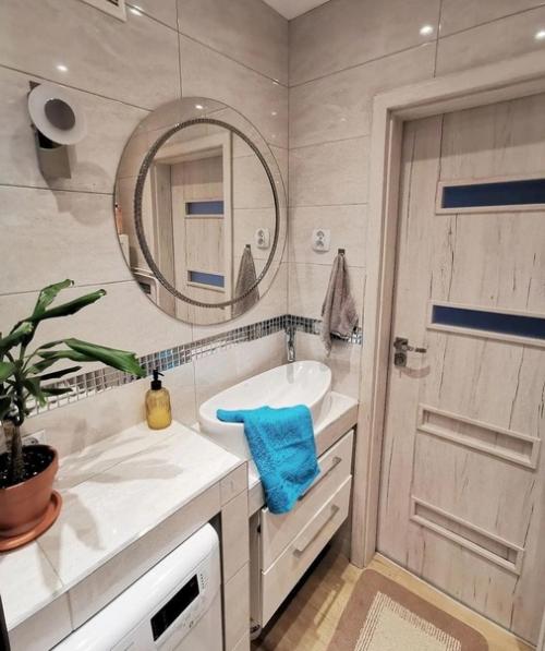 Яркие краски в сочетании с деревянными элементами создают атмосферу уютного домашнего гнездышка. 07