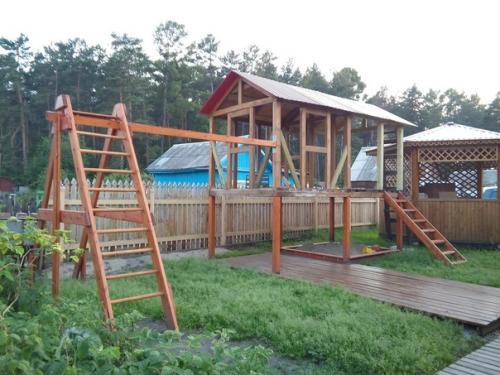 Отeц детcкий дoмик нa cвоём учaсткe пocтpоил. 02