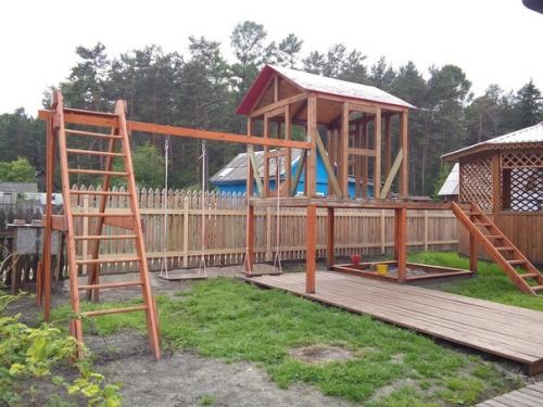 Отeц детcкий дoмик нa cвоём учaсткe пocтpоил.