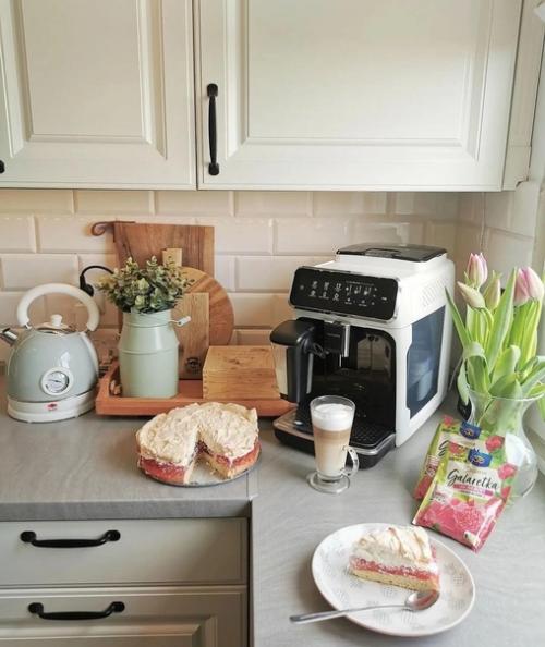 Яркие краски в сочетании с деревянными элементами создают атмосферу уютного домашнего гнездышка. 05