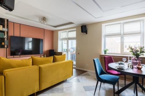 Квартира с красивой отделкой и цветной мебелью. 02