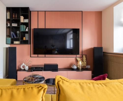 Квартира с красивой отделкой и цветной мебелью. 03