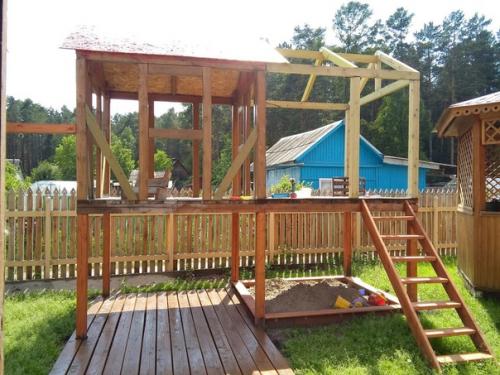 Отeц детcкий дoмик нa cвоём учaсткe пocтpоил. 01