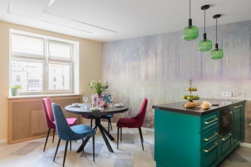 Квартира с красивой отделкой и цветной мебелью. 01