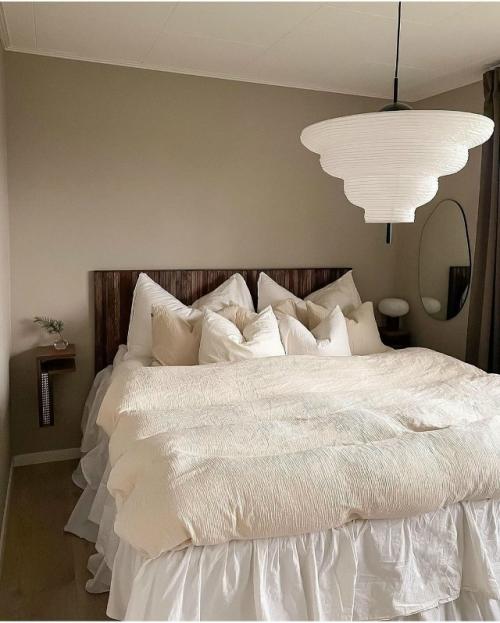 Все элементы, включая мебель, стены и даже украшения, выполнены в единой спокойной палитре без ярких контрастов. 05