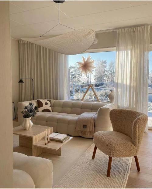 Все элементы, включая мебель, стены и даже украшения, выполнены в единой спокойной палитре без ярких контрастов. 02