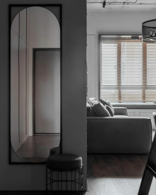 На обзоре - компактное, но невероятно продуманное пространство всего 35 квадратных метров, разработанное специально под нужды студента. 03