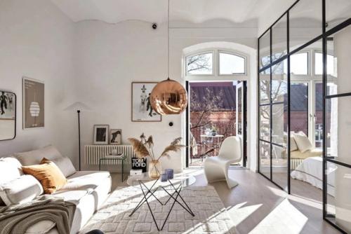 Это впечатляющий пример того, как индустриальное прошлое может обрести новую жизнь в уютном жилом пространстве. 01