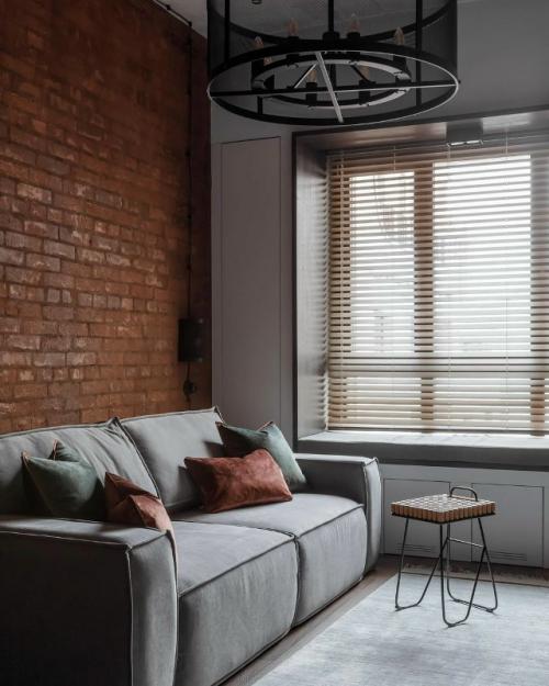 На обзоре - компактное, но невероятно продуманное пространство всего 35 квадратных метров, разработанное специально под нужды студента. 02