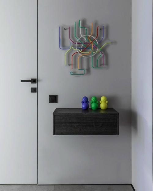 На обзоре - компактное, но невероятно продуманное пространство всего 35 квадратных метров, разработанное специально под нужды студента. 06