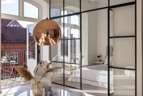 Это впечатляющий пример того, как индустриальное прошлое может обрести новую жизнь в уютном жилом пространстве. 02