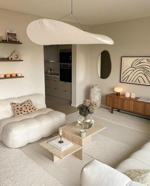 Все элементы, включая мебель, стены и даже украшения, выполнены в единой спокойной палитре без ярких контрастов. 04