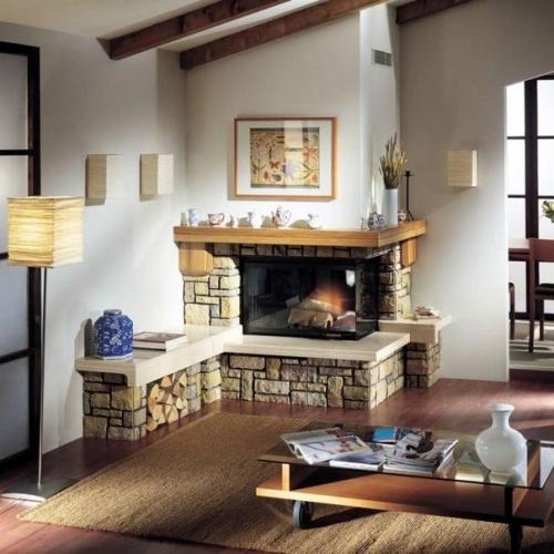 Интерьер зала, который украшен камином. 01