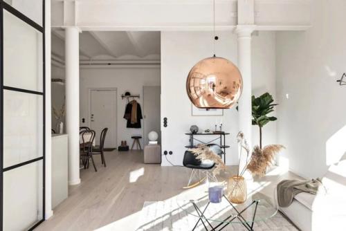 Это впечатляющий пример того, как индустриальное прошлое может обрести новую жизнь в уютном жилом пространстве. 05