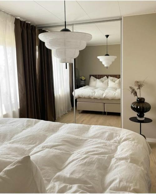 Все элементы, включая мебель, стены и даже украшения, выполнены в единой спокойной палитре без ярких контрастов. 01