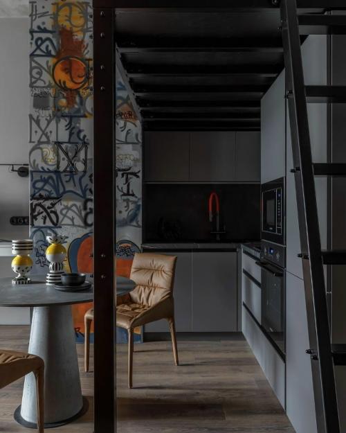 На обзоре - компактное, но невероятно продуманное пространство всего 35 квадратных метров, разработанное специально под нужды студента. 01