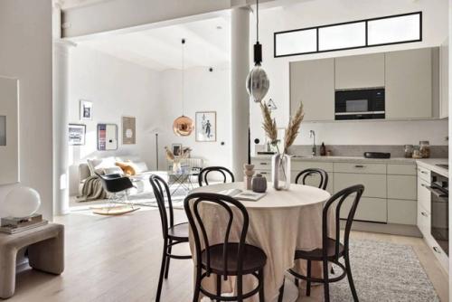 Это впечатляющий пример того, как индустриальное прошлое может обрести новую жизнь в уютном жилом пространстве. 06