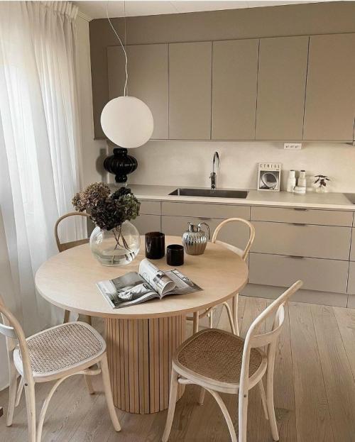 Все элементы, включая мебель, стены и даже украшения, выполнены в единой спокойной палитре без ярких контрастов. 03