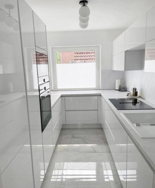 Белоснежная глянцевая кухня в загородном доме. 04