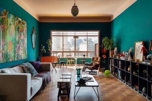 Красочная квартира с коллекцией винтажа.