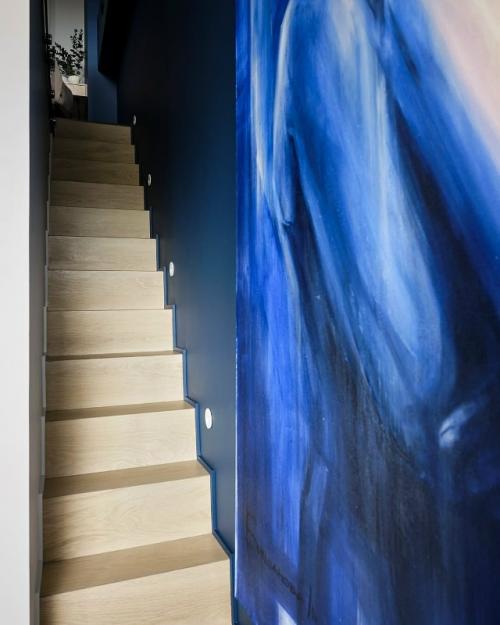 Эти апартаменты стали примером того, как даже на небольшой площади можно создать стильное и функциональное пространство для жизни. 01