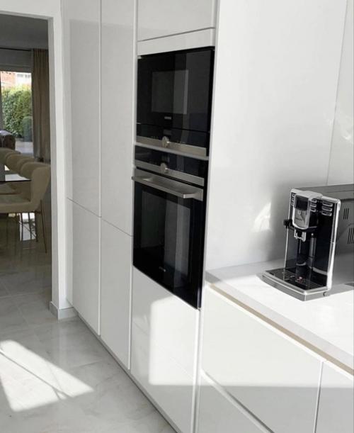 Белоснежная глянцевая кухня в загородном доме. 07