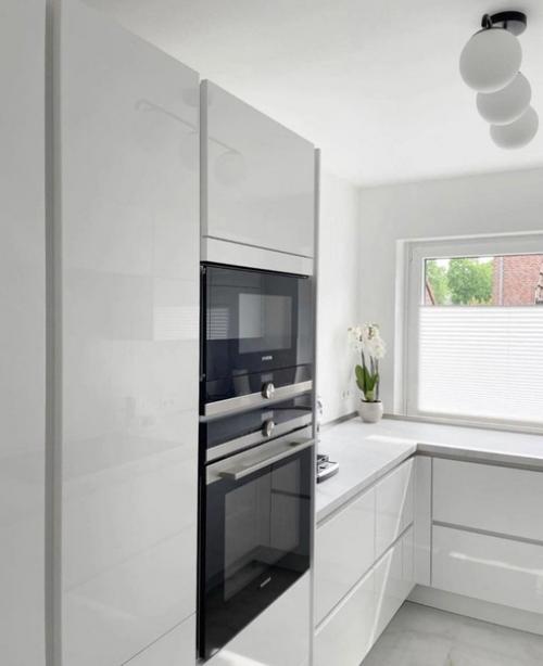 Белоснежная глянцевая кухня в загородном доме. 03