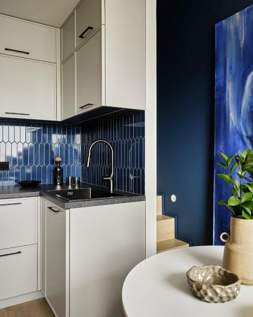 Эти апартаменты стали примером того, как даже на небольшой площади можно создать стильное и функциональное пространство для жизни. 08