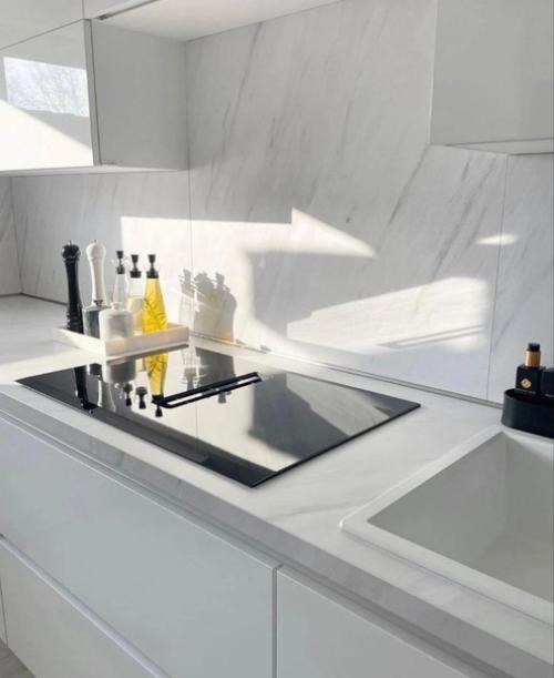 Белоснежная глянцевая кухня в загородном доме. 06