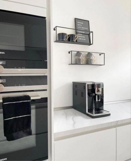 Белоснежная глянцевая кухня в загородном доме. 05