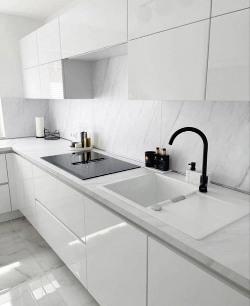 Белоснежная глянцевая кухня в загородном доме.