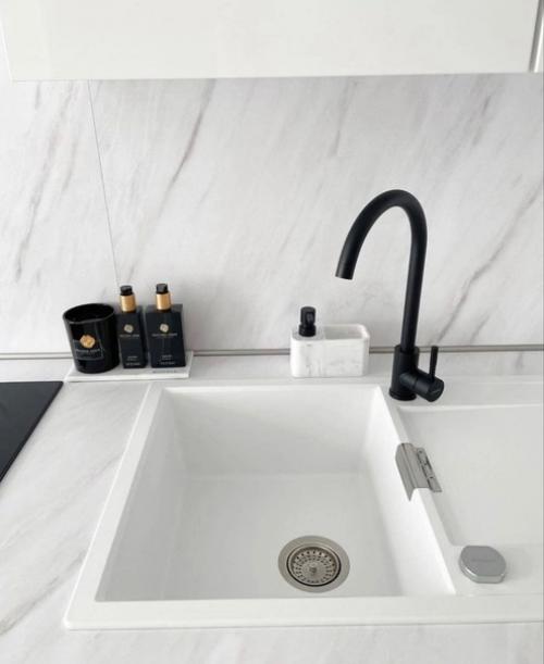 Белоснежная глянцевая кухня в загородном доме. 01