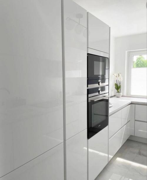 Белоснежная глянцевая кухня в загородном доме. 02
