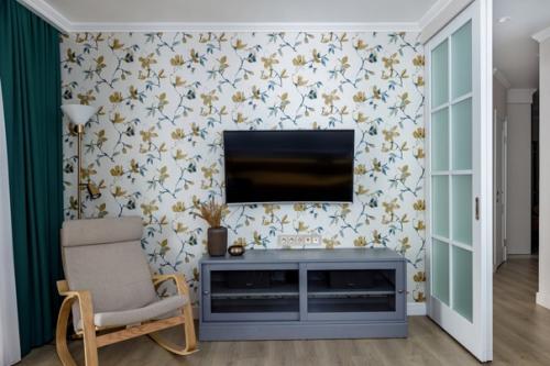 Стильная двухкомнатная квартира с кухней - гостиной и кабинетом на лоджии. 01