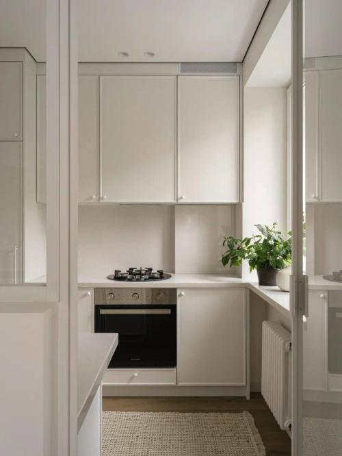 Квартира расположена в тихом, утопающем в зелени районе - вдали от городского шума, с ощущением уюта и размеренного ритма жизни. 04