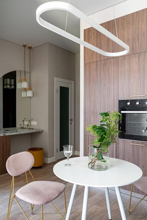 Стильная двушка с цветной мебелью и встроенными шкафами. 03