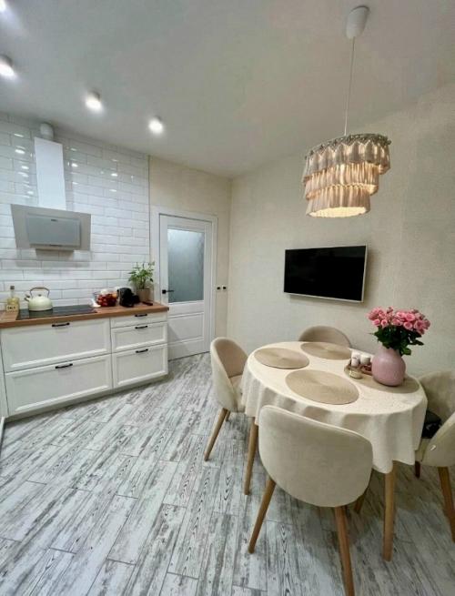 Кухня оформлена в тёплой и уютной атмосфере, которая располагает к спокойным семейным ужинам и приятным беседам за столом. 01