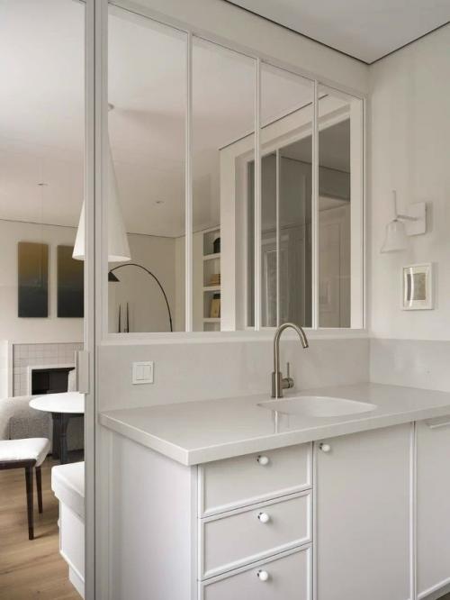 Квартира расположена в тихом, утопающем в зелени районе - вдали от городского шума, с ощущением уюта и размеренного ритма жизни. 01