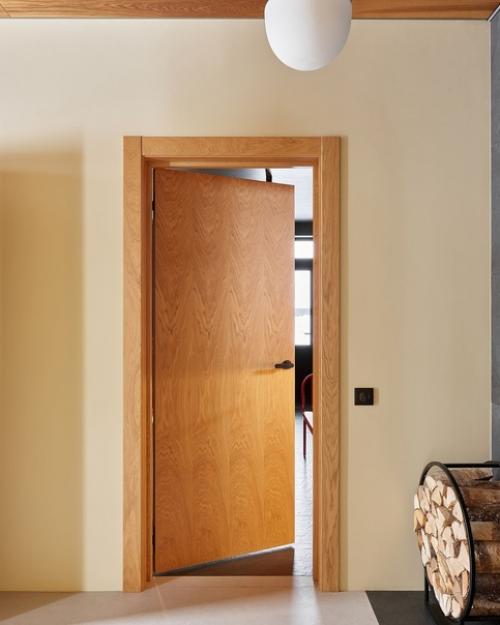 Интерьер гостевого шале, которое продолжило архитектурную концепцию загородного дома. 08