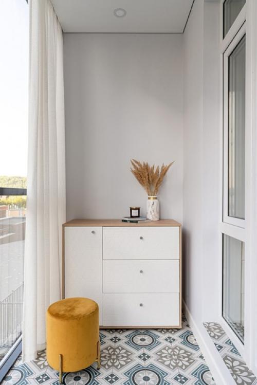 Стильная двушка с цветной мебелью и встроенными шкафами. 05