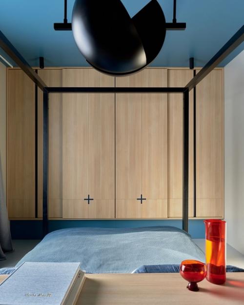 Интерьер гостевого шале, которое продолжило архитектурную концепцию загородного дома. 05