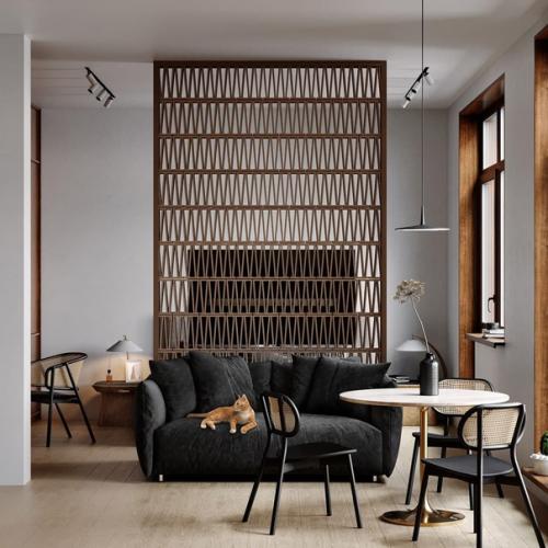 Зонирование в однокомнатной квартире с помощью резной декоративной перегородки выполнено.