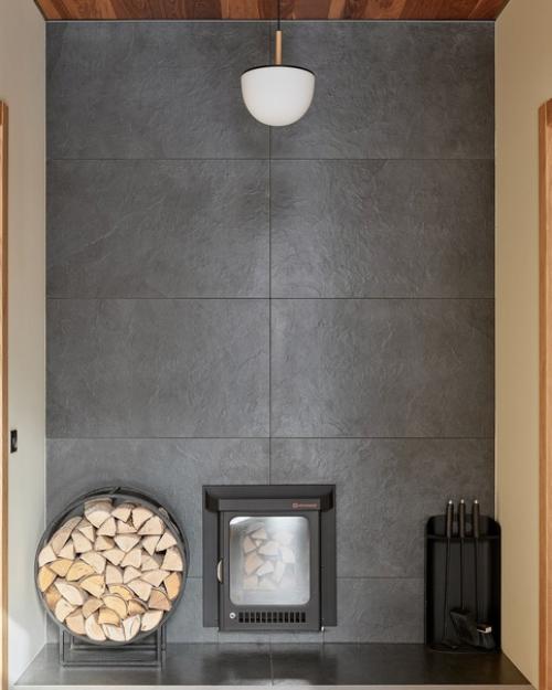 Интерьер гостевого шале, которое продолжило архитектурную концепцию загородного дома. 03