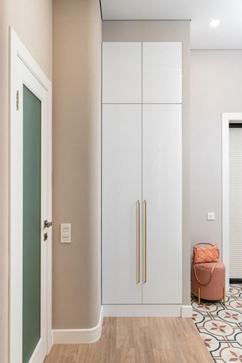 Стильная двушка с цветной мебелью и встроенными шкафами. 07