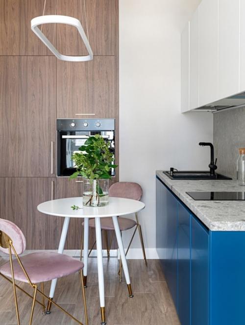 Стильная двушка с цветной мебелью и встроенными шкафами. 01