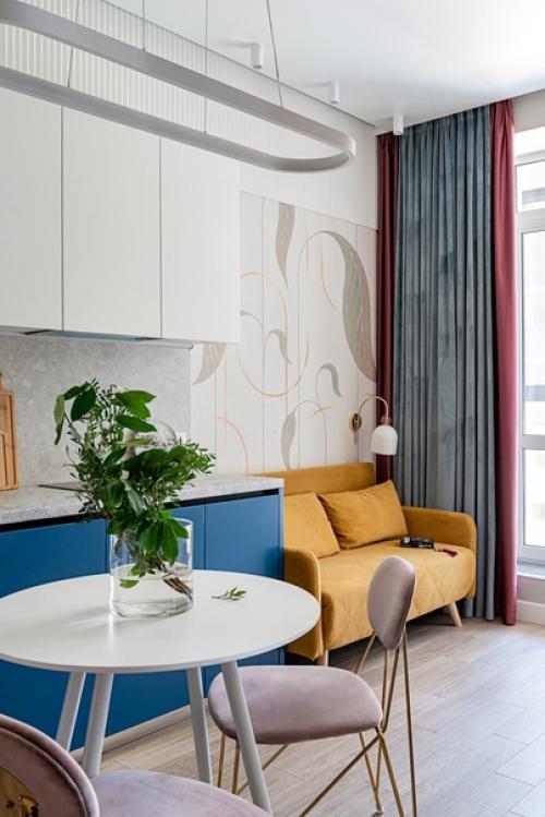 Стильная двушка с цветной мебелью и встроенными шкафами.