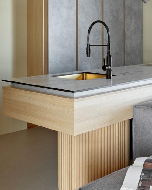 Интерьер гостевого шале, которое продолжило архитектурную концепцию загородного дома. 04