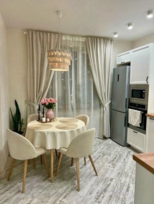 Кухня оформлена в тёплой и уютной атмосфере, которая располагает к спокойным семейным ужинам и приятным беседам за столом.  