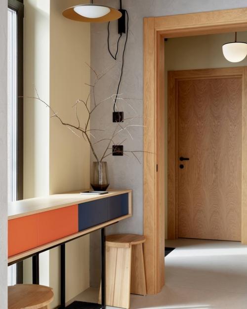 Интерьер гостевого шале, которое продолжило архитектурную концепцию загородного дома. 07