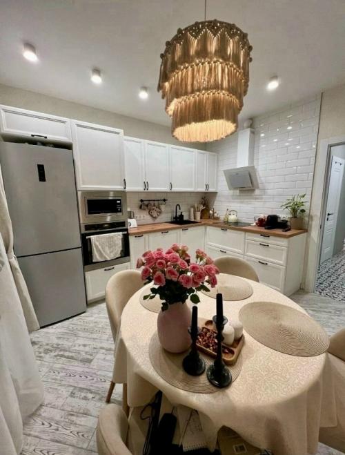 Кухня оформлена в тёплой и уютной атмосфере, которая располагает к спокойным семейным ужинам и приятным беседам за столом. 02